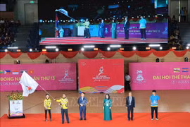 A representative of Brunei receives the flag for the hosting of the 14th ASEAN School Games at the closing ceremony of the 13th edition held in Da Nang city on June 7. (Photo: VNA)