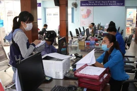 People guided on administrative procedures by staff under the People's Committee of Hiep Binh Chanh district in HCM City's Thu Duc city (Photo: VNA)
