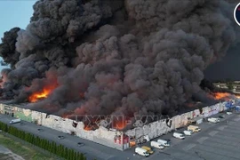 1,400 stalls egulfed in flames at a shopping centre in Warsaw, Poland. (Photo: Wawa Hot News 24/VNA)
