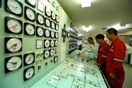 Russian and Vietnamese experts at the Vietsovpetro oil transfer control room. (Photo: VNA)