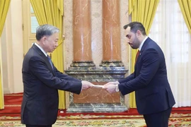 President To Lam (L) and Nicaraguan Ambassador Mario Jose Armengol Campos at the event in Hanoi on June 21. (Photo: VNA)