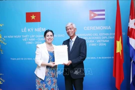 Vice Chairman of the HCM City People’s Committee Vo Van Hoan (R) and Cuban Consul General Ariadne Feo Labrada at the celebration of the 64th founding anniversary of Vietnam-Cuba diplomatic relations on December 4. (Photo: VNA)