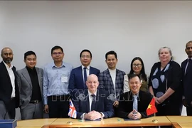 At a meeting between the delegation from the Ho Chi Minh City University of Education and the London South Bank University in London on November 12. (Photo: VNA)