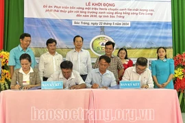 At the ceremony in Soc Trang on May 22, companies and enterprises signs a memorandum of understanding for cooperation in rice production and consumption with the Hung Loi Agricultural Cooperative, which is piloting 50 hectares of rice under the project. (Photo: baosoctrang.org)