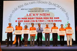 Tokens of scholarships for child victims of the AO/dioxin disaster presented at the ceremony (Photo: VNA)