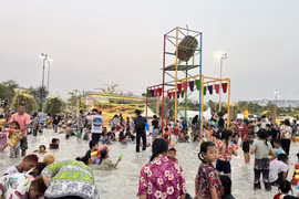People at Thailand's Songkran holiday from April 11-15. A spike in COVID-19-related hospital admissions and deaths among at-risk groups was noticed since the event. (Photo: VNA)