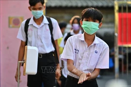 Washing hands before entering class at a school in Bangkok, Thailand. (Photo archive: AFP/VNA)