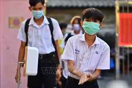 Washing hands before entering class at a school in Bangkok, Thailand. (Photo archive: AFP/VNA)