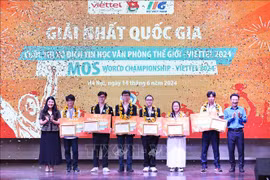 Six champions of the Microsoft Office Specialist (MOS) World Championship - Viettel 2024 receive the tokens of their prizes at the the awards ceremony in Hanoi on June 14. (Photo: VNA)