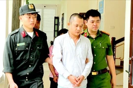 Nguyen Tinh (central), one of the four suspect, is arrested (Photo: Thanh Hoa Police) 