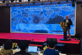 Professor Claus Yding Andersen shares insights into fertility preservation research at the conference. (Photo: VietnamPlus)