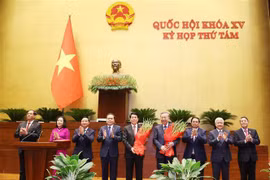 Prime Minister Pham Minh Chinh (third, right), National Assembly Chairman Tran Thanh Man (fourth, left), and President of the Central Committee of the Vietnam Fatherland Front Do Van Chien (second, right), and NA Vice Chairpersons present flowers of congratulations to Party General Secretary To Lam (fourth, right) and State President Luong Cuong (centre). (Photo: VNA)
