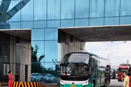 The first group of tourists traveling on the Nanning - Ha Long route passes through the Bac Luan II Bridge customs gate. (Photo: Mong Cai Sub-department of Customs)