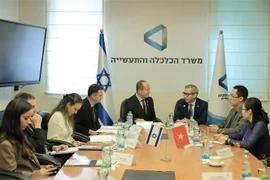 At the meeting between Vietnamese Ambassador to Israel Ly Duc Trung and Israeli Minister of Economy and Industry Nir Barkaton November 11. (Photo: VNA) 