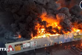 The fire breaks out at a shopping center in Warsaw, Poland, at 3:30 AM on May 12. (Photo: Wawa Hot News 24/VNA)