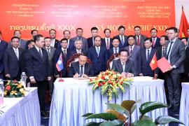 Deputy Minister of National Defence Senior Lieutenant General and the head of the Vietnamese task force Vo Minh Luong (right) and Deputy Minister of National Defence and head of the Lao task force Senior Lieutenant General Thongloi Silivong sign the minutes of the 29th meeting in Ho Chi Minh City on June 24. (Photo: VNA)