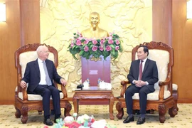 Tran Luu Quang (R), Chairman of the Party Central Committee's Economic Commission, and visiting Prof. Klaus Schwab, Founder and Executive Chairman of the World Economic Forum (WEF), at their meeting in Hanoi on October 7.