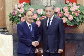 President To Lam (R) and Suga Yoshihide, special envoy of Japanese Prime Minister and former PM of Japan, at their meeting in Hanoi on July 25 (Photo: VNA)