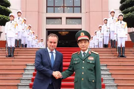 Minister of National Defence General Phan Van Giang (R) and visiting French Minister of the Armed Forces Sébastien Lecornu in Hanoi on May 5. (Photo: VNA)