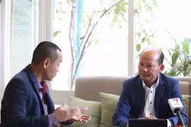 Researcher Uch Leang (right) in the interview with Vietnam News Agency. (Photo: VNA)