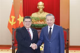 Party General Secretary To Lam (R) and Speaker of the Malaysian House of Representatives Tan Sri Dato' Johari Bin Abdul at their meeting in Hanoi on October 24. (Photo: VNA) 
