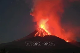 Mount Lewotobi Laki-Laki in East Flores, East Nusa Tenggara province, Indonesia, erupts on November 8, 2024. (Photo: Xinhua/VNA).