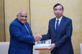 Chairman of the Da Nang municipal People’s Committee Le Trung Chinh (R) and Cuban Ambassador to Vietnam Orlando Hernández Guillén at their working session in Da Nang on September 6. (Photo: VNA)