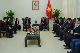 Deputy Prime Minister Tran Hong Ha (centre, right) and Lou Qiliang, President of China Railway Signal & Communication Co., Ltd., at their meeting in Hanoi on the afternoon of December 17. (Photo: VNA)