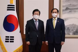 Vietnam’s foreign minister meets RoK’s parliament speaker, Deputy PM