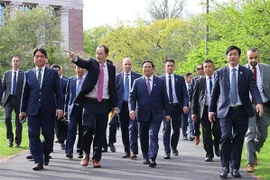 PM attends dialogue on development orientations with Harvard school professors