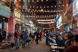 Hanoi opens food, pedestrian zone on Truc Bach Lake