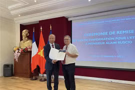 National external information service award presented to French historian