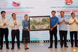 Youth unions of Laos and Ha Nam province talk cooperation