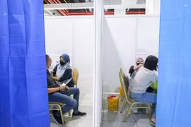 Malaysia allows senior citizens to walk in for COVID-19 booster shots at four centres