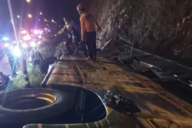 Thailand: Bus accident kills three, injures dozens