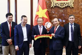 President Nguyen Xuan Phuc receives football coaches
