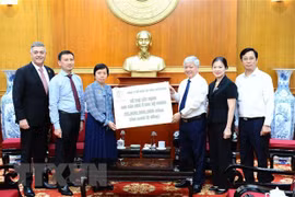 VFF Central Committee receives donation to building houses for the poor