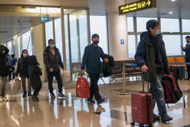 Another 300 Vietnamese evacuated from Ukraine safely arrive home on flight from Poland