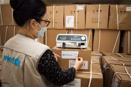 UK Government, UNICEF provide medical equipment worth 500,000 GBP to Vietnam