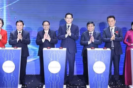 PM asks Samsung to consider Vietnam a global strategic base