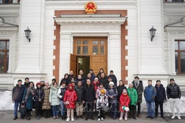 Embassy in Russia makes efforts to support Vietnamese fleeing from Ukraine 