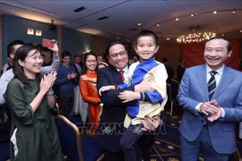 PM meets overseas Vietnamese in Luxembourg