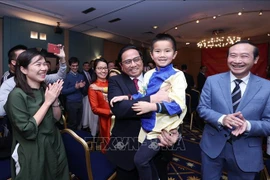 PM meets overseas Vietnamese in Luxembourg