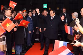 PM Chinh meets Vietnamese community in Netherlands