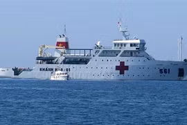 Naval ship offers free medical check-ups, medicine in Phu Yen