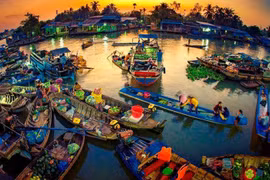 Vietnam wins 13 awards at “Two country circuit” photo contest
