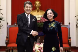Party official hosts Japanese international bank leader