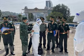 Chinese police hand over wanted man to Lao Cai authorities