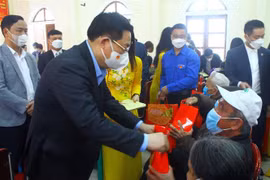 NA Chairman presents Tet gifts to the poor, policy beneficiaries in Nghe An