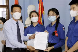 Scholarships offered to Nguyen Du bilingual school students in Laos